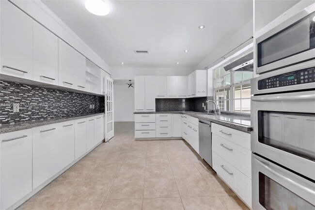 Building Photo - 13820 SW 82nd Ave