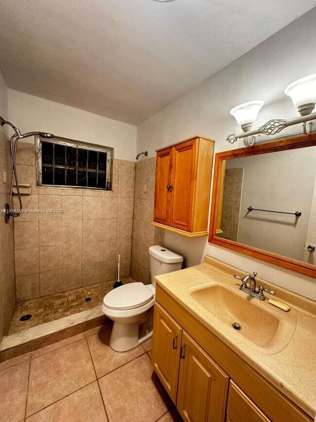 Building Photo - 1850 Arthur St