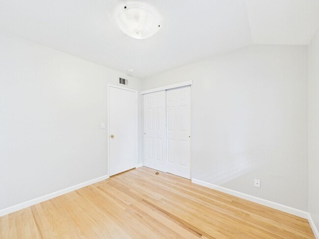 Building Photo - Stunning Turnkey Home in Cambrian!