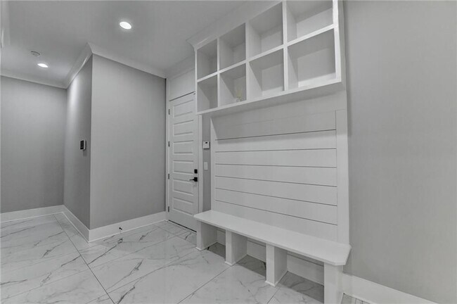 Building Photo - 960 Nours Cir SE