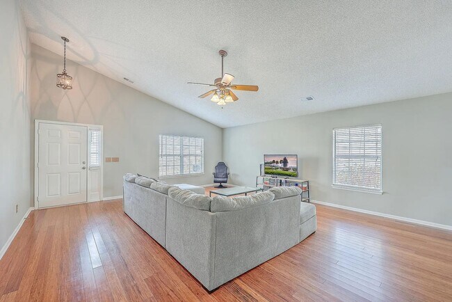 Building Photo - Spacious Living in Goose Creek