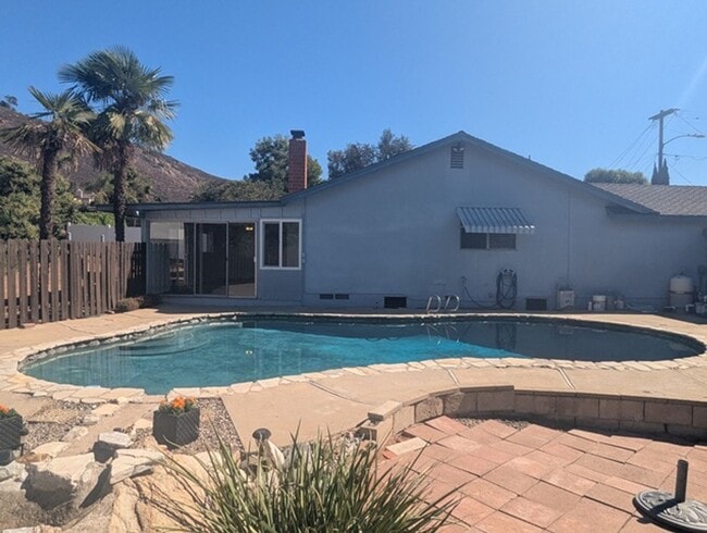 Building Photo - Single Story Home 4 bedroom + Enclosed pat...