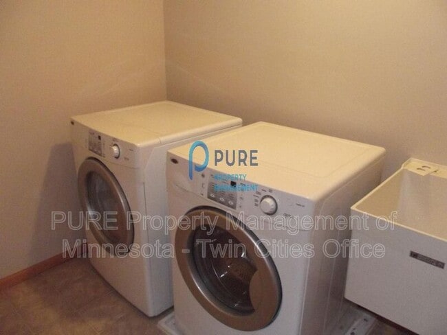 Building Photo - 6211 32nd Ave N