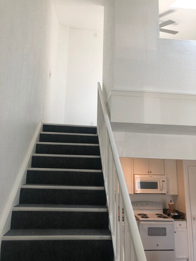 Building Photo - 4610 Lake Waterford Way