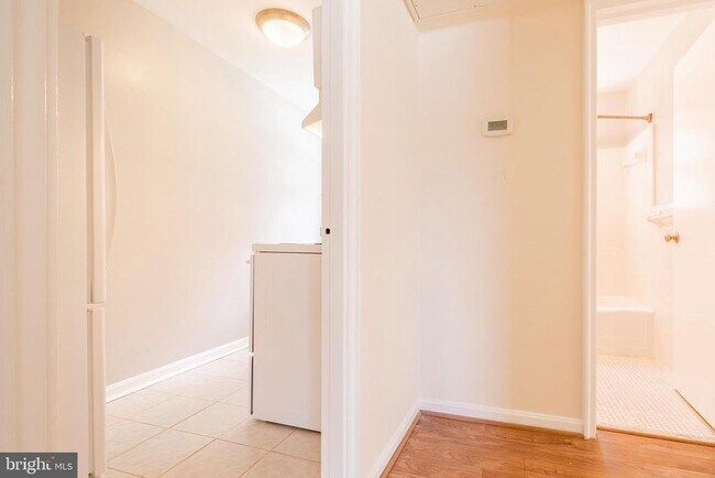 Building Photo - 3043 Patrick Henry Dr