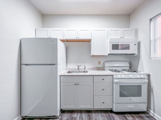 Building Photo - Corner Unit Available! unit 204