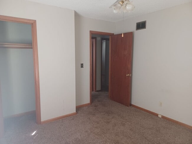 Building Photo - Spacious 3 bedroom / 1 bath home on South side