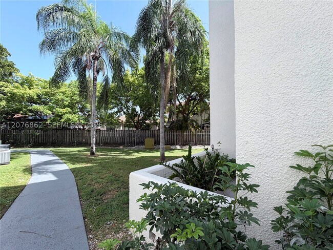 Building Photo - 9731 Fontainebleau Blvd