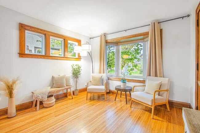 Building Photo - Charming 2-Bedroom Main Floor Home in South Minneapolis