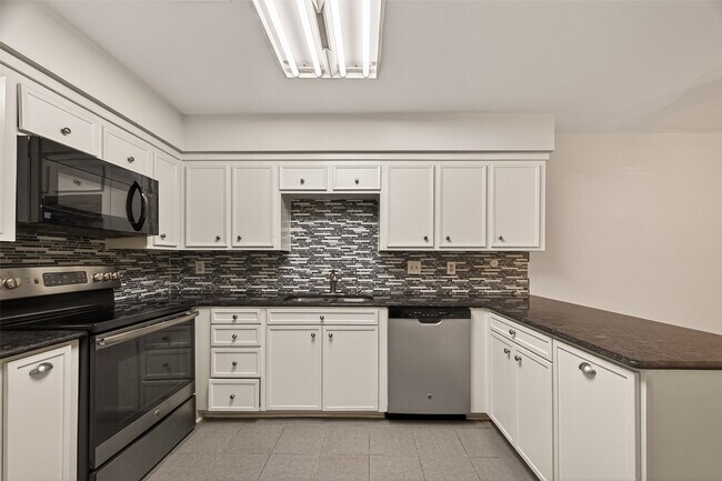 Building Photo - 7655 S Braeswood Blvd