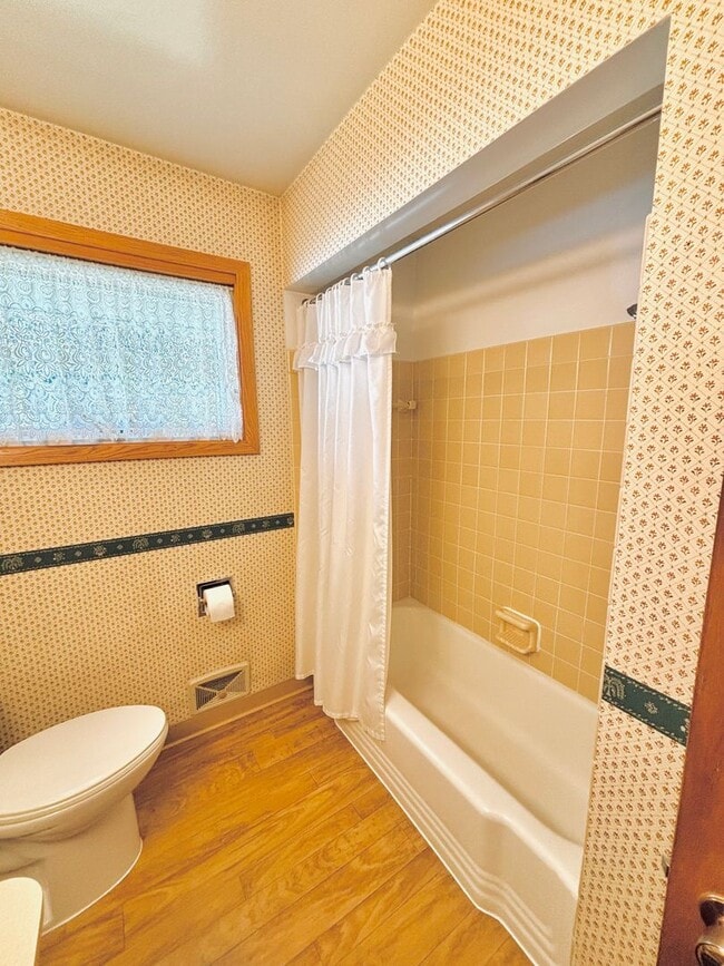 Building Photo - Sprawling 3bedroom 2bath Home in Roseville...