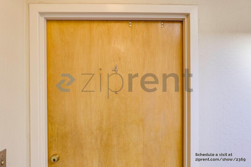 Building Photo - Unit 4