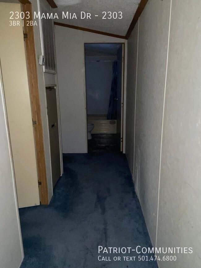 Building Photo - 2303 Mama-Mia Dr