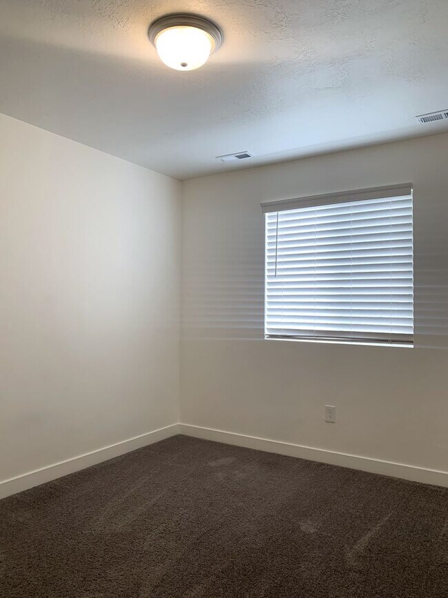 Building Photo - Move In & Get 2 Weeks Free! 3 Bed 2.5 Bath Townhome in West Haven