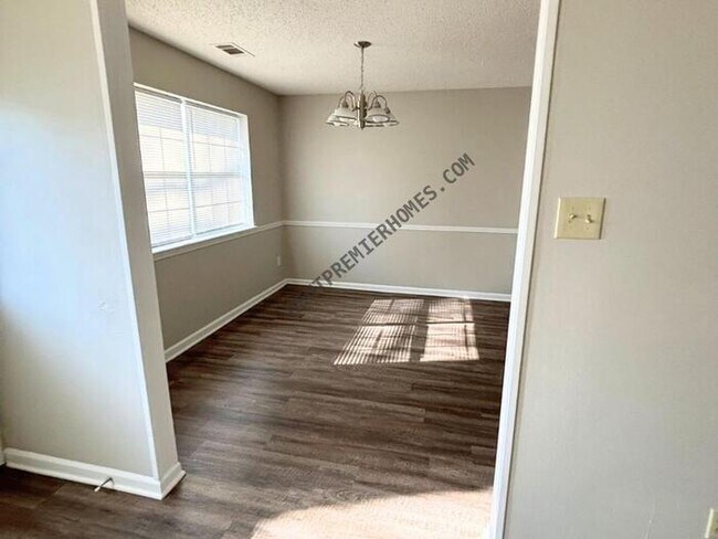 Building Photo - 20 Fox Run Dr