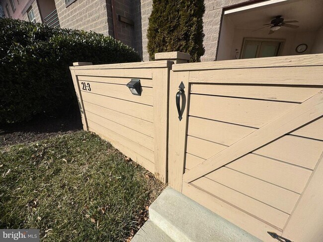 Building Photo - 102 Mercer Ct