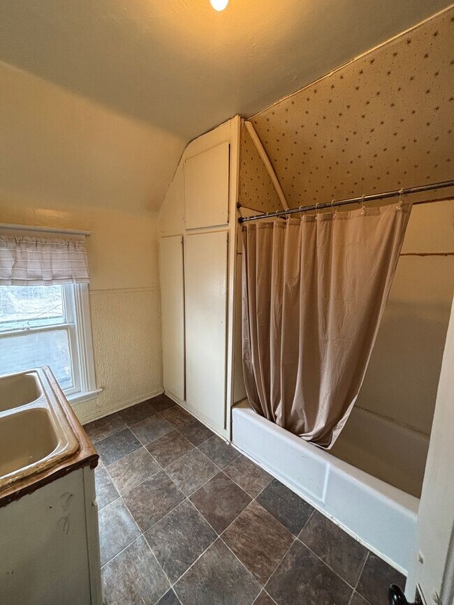 Building Photo - 326 Fowler St