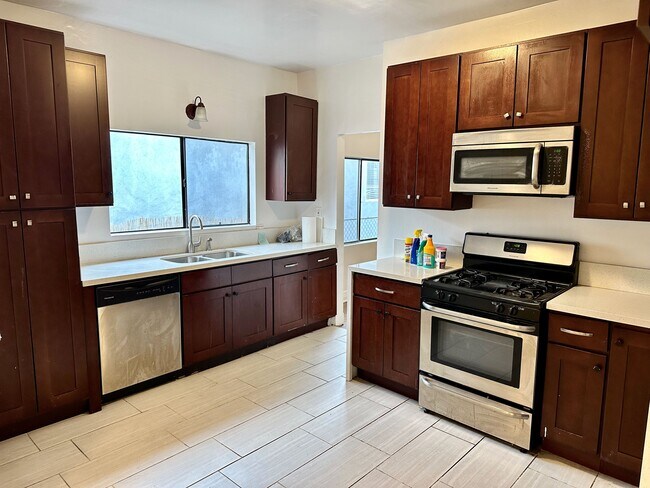 Building Photo - 1053 Dundas St