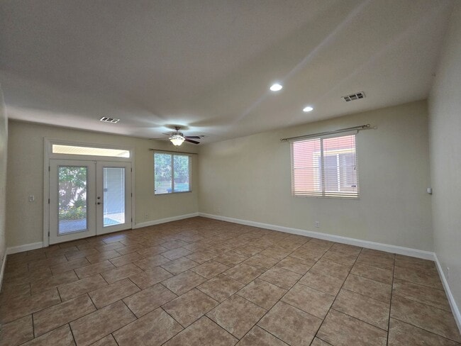 Building Photo - A Beautiful Single Story Townhouse! 3 Bed,...