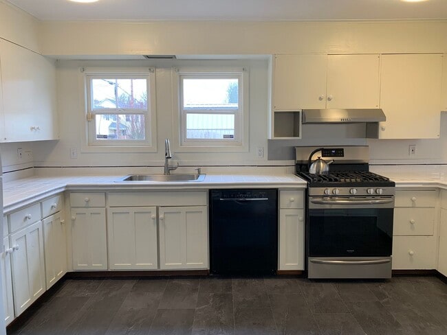 Building Photo - Stately Beauty with 3BR 1.5BA