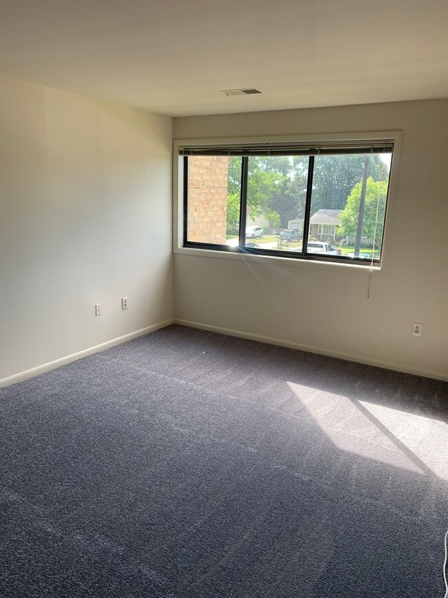 Building Photo - 2 Bedroom, 2 Bath Apartment, with Communit...