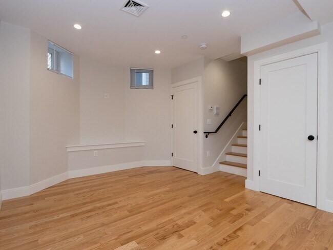 Building Photo - 5 Tovar St