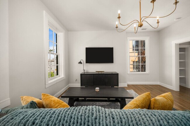 Building Photo - 1326 Broadway-SI ID1312458P