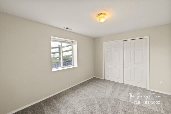 Building Photo - Spacious Ranch-Style 5-Bedroom in The Heig...