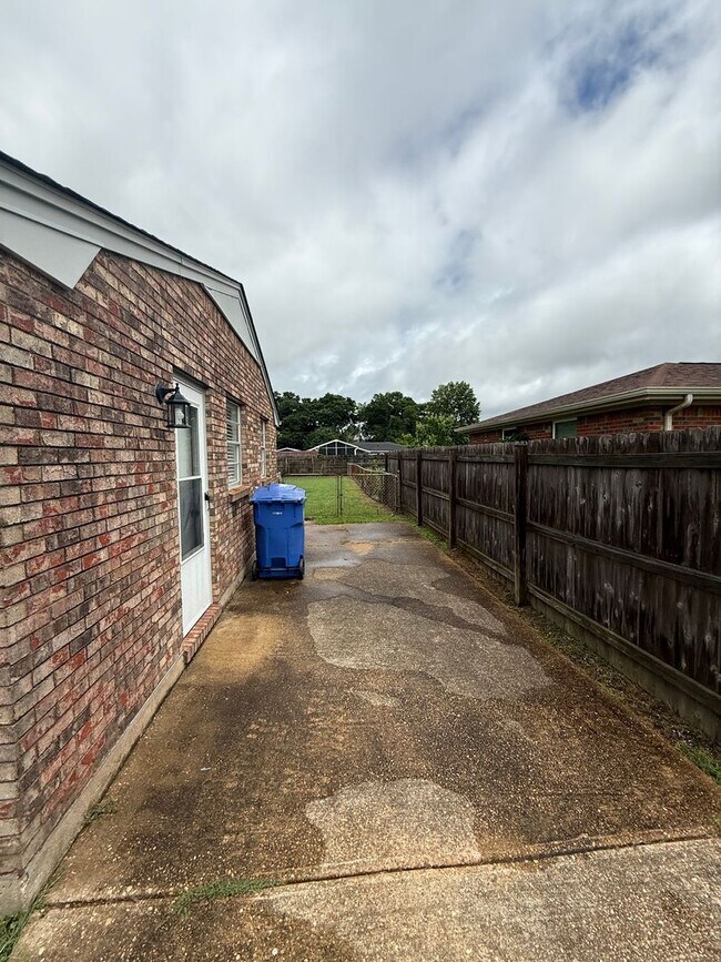 Building Photo - ** 4 Bed 2 Bath Located in Prattville ** Call 334-366-9198 for a self showing