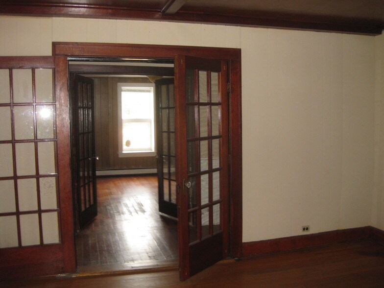 Primary Photo - 166 Main St