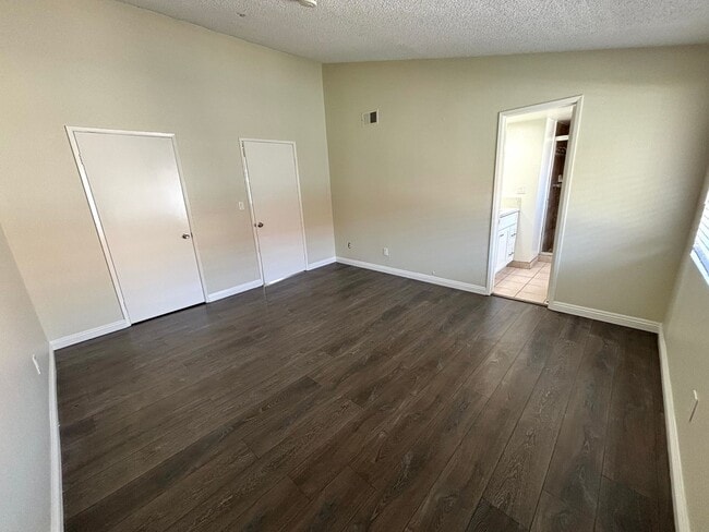 Building Photo - Turnkey 3 bedroom, 2.5 bathroom condo avai...
