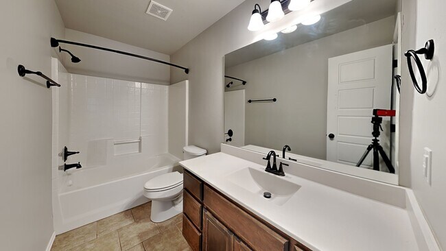 Building Photo - Nice 3 Bedroom 2 Bath Home in Mustang Schools