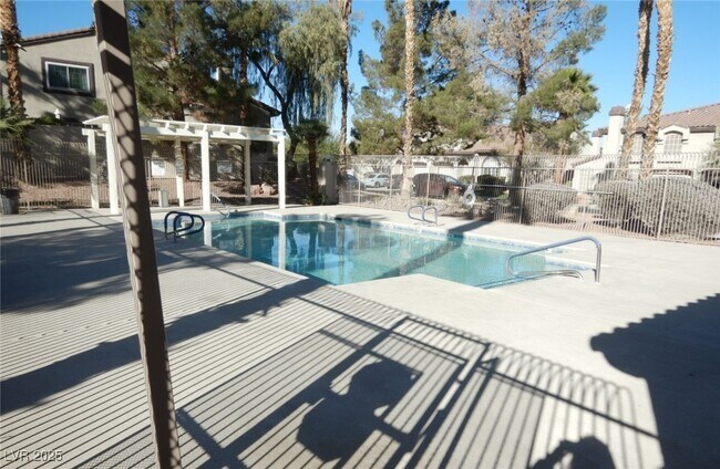 Building Photo - 2607 Country Maple Ave