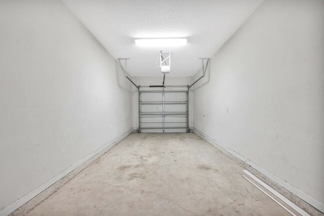 Building Photo - Bright and Spacious Townhome in Gate Community