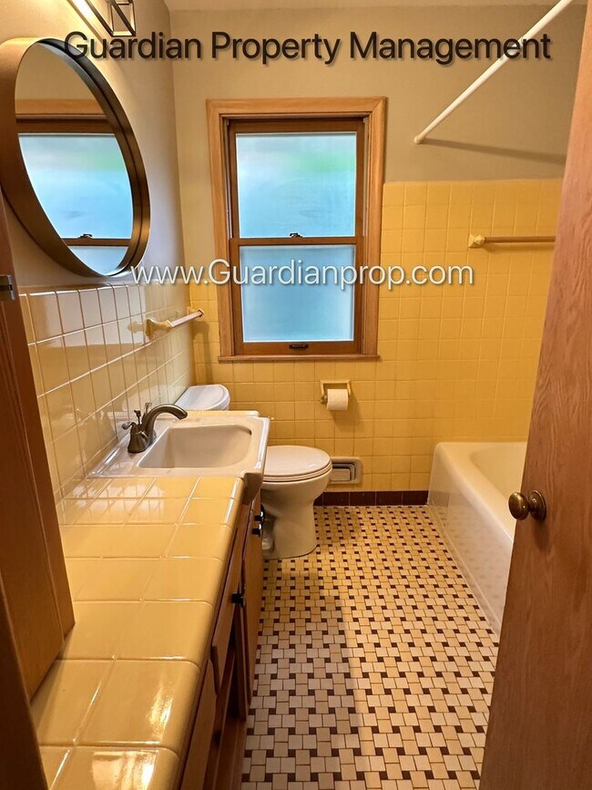 Building Photo - South Minneapolis Single Family Home, Fenc...
