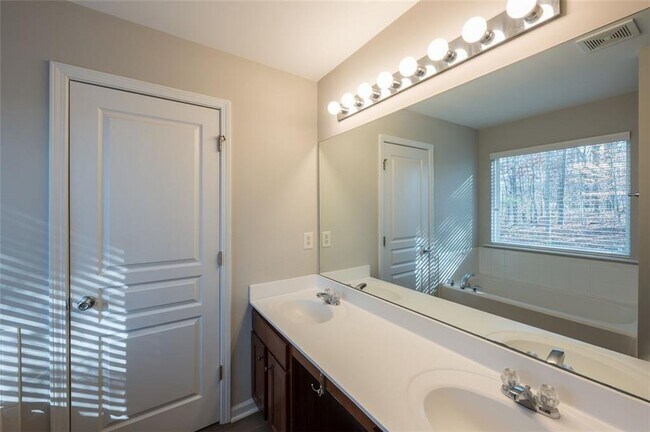 Building Photo - 204 Parc View Ln