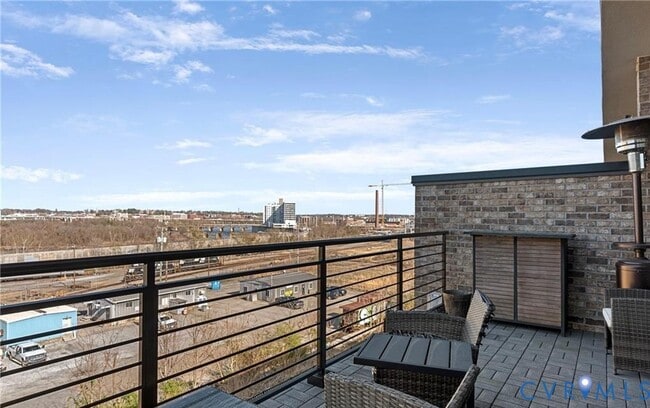 Building Photo - 444 W 6th St