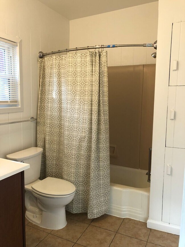 Building Photo - Fantastic Apartment in Great Neighborhood. Recently Renovated! Hardwood Floors! Private Driveway!