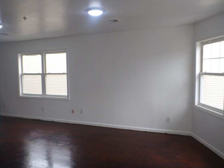 Building Photo - 98 S Burnett St