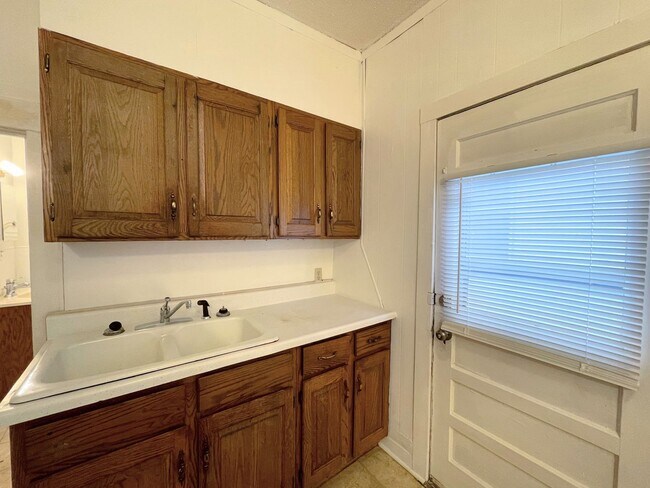 Building Photo - 1 Bed 1 Bath Duplex