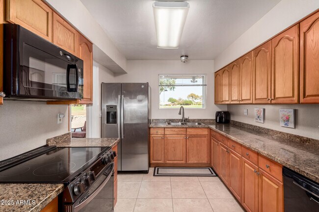 Building Photo - 10824 W Crosby Dr