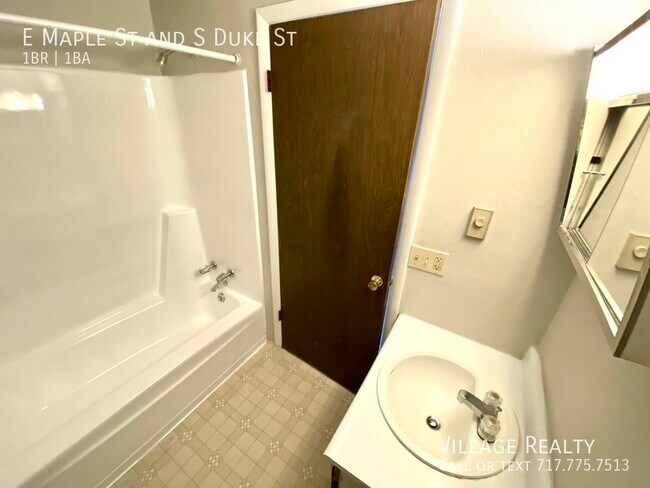 Building Photo - 461 E Maple St