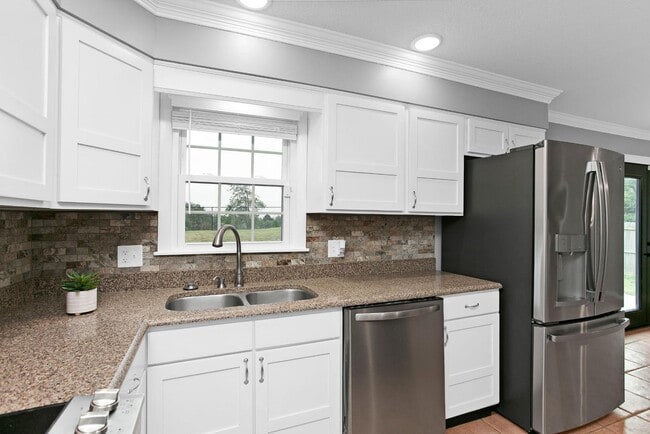 Building Photo - 705 Bon Aire Dr