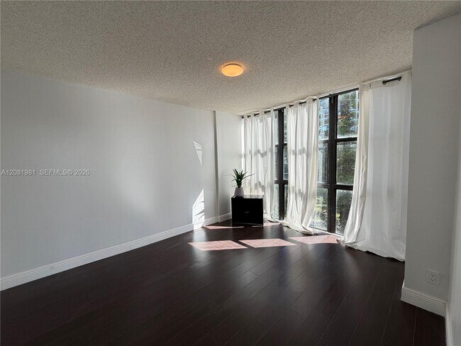 Building Photo - 1000 Parkview Dr