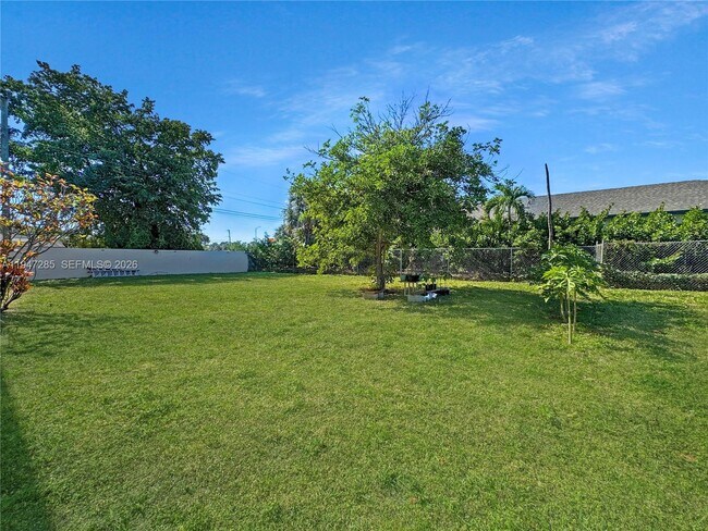 Building Photo - 883 SW 10th St