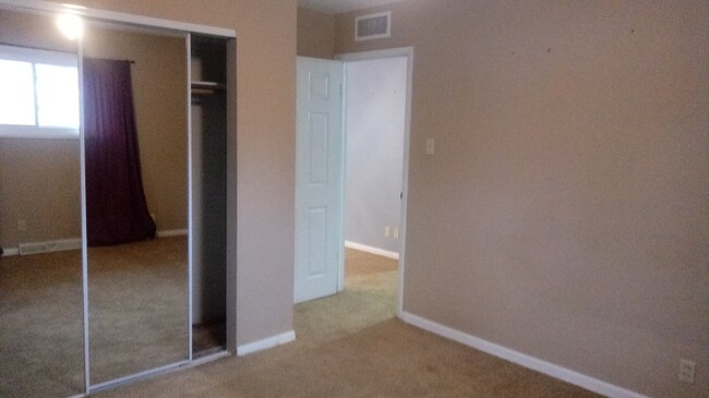 Building Photo - 3BR rancher with appliances and garage. Pr...
