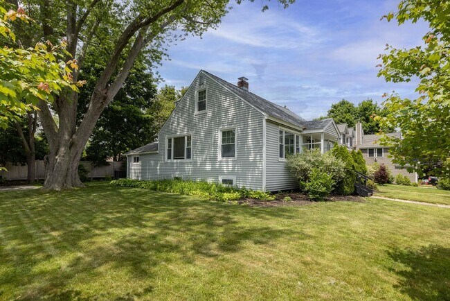 Building Photo - 27 Riverview Rd