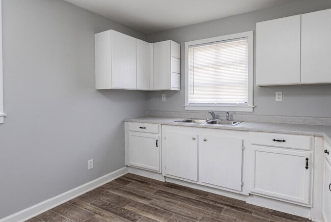 Building Photo - 352 Adams St