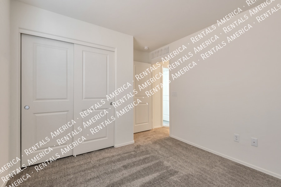 Building Photo - 1071 E Descent St