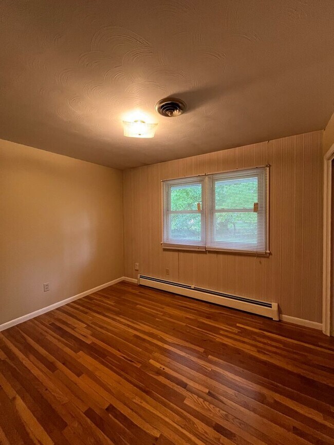 Building Photo - Beautiful 3 Bedroom Home in Normal!